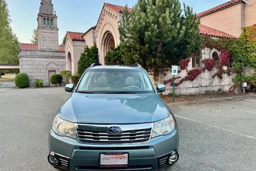 2010 Subaru Forester 2.5X Limited photo 1
