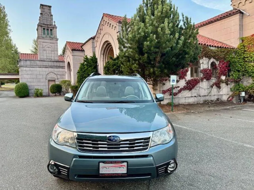 2010 Subaru Forester 2.5X Limited photo 1