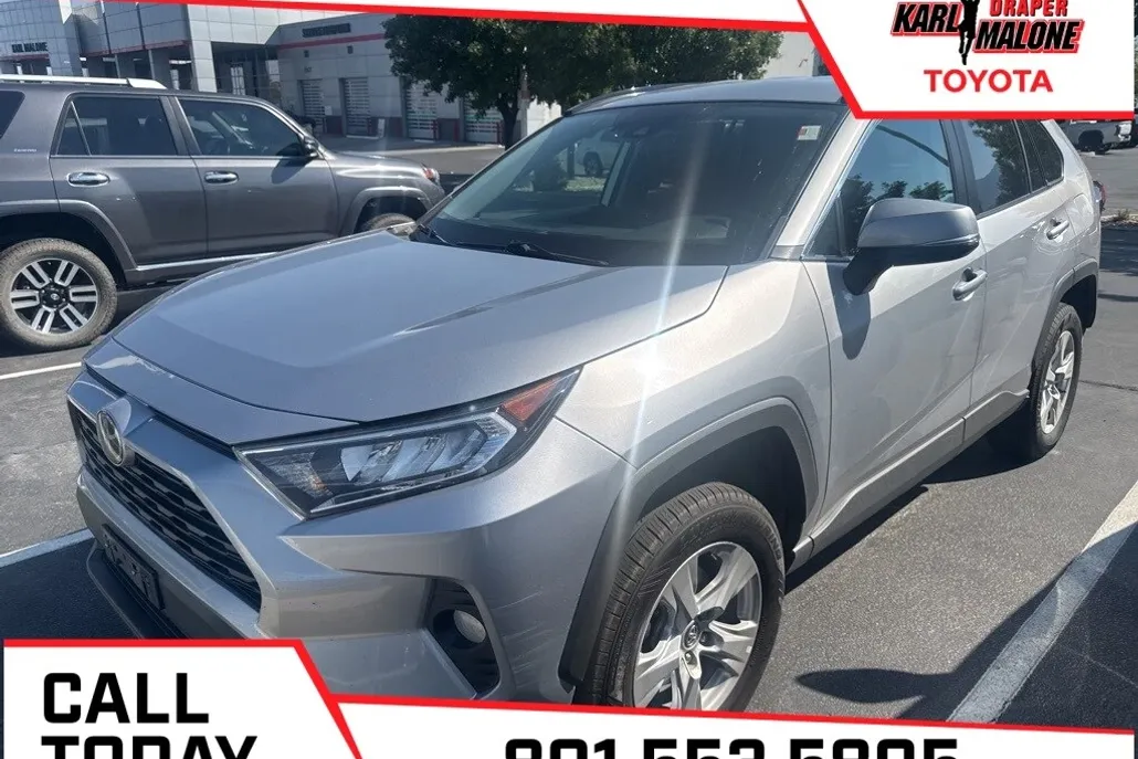 2021 Toyota RAV4 XLE photo 1