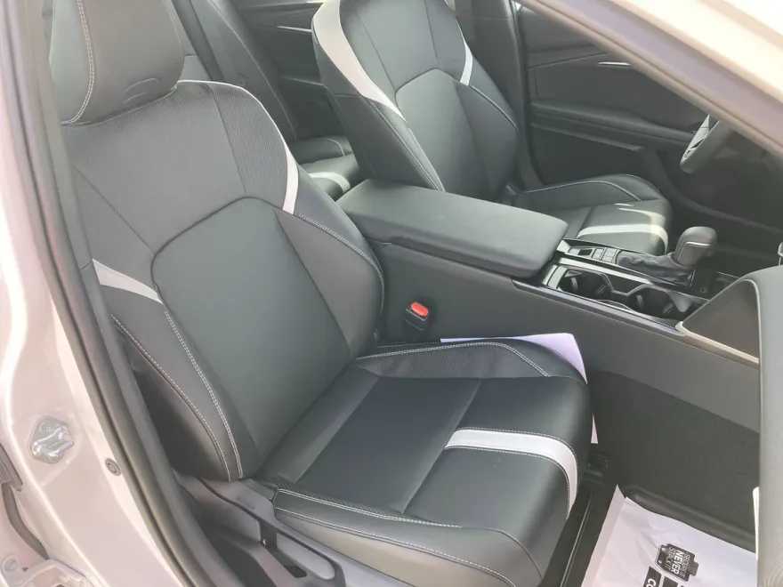 2025 Toyota Camry SE photo 1