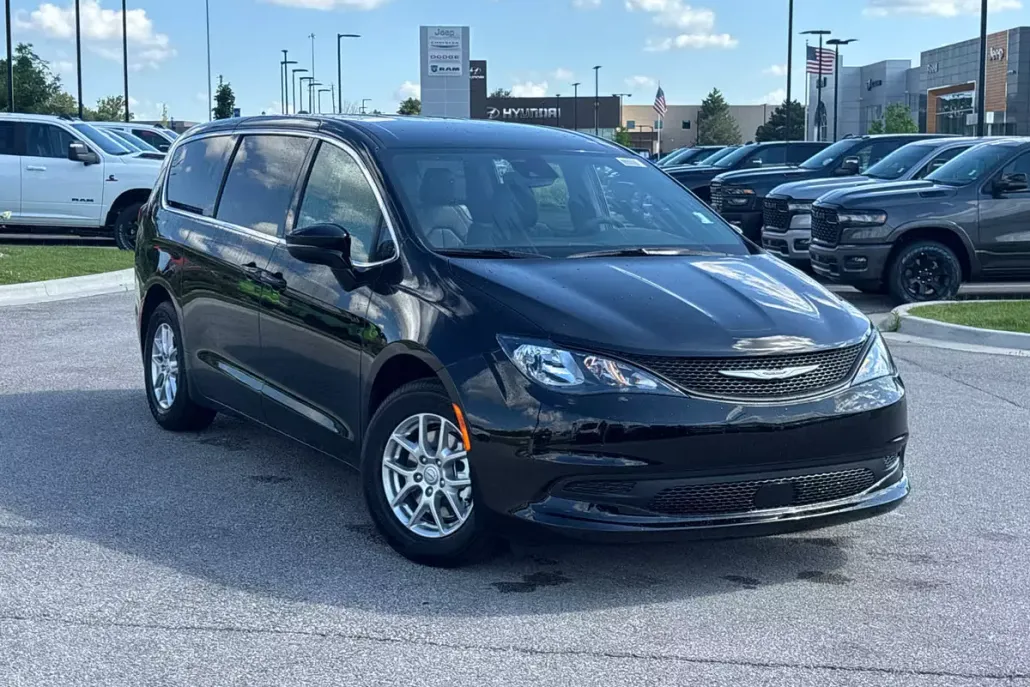 2025 Chrysler Voyager LX photo 1