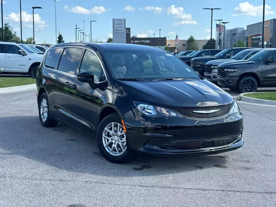 2025 Chrysler Voyager LX photo 1