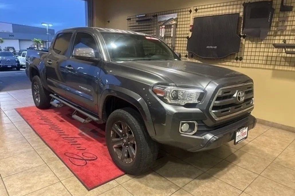 2016 Toyota Tacoma Limited V6 photo 1