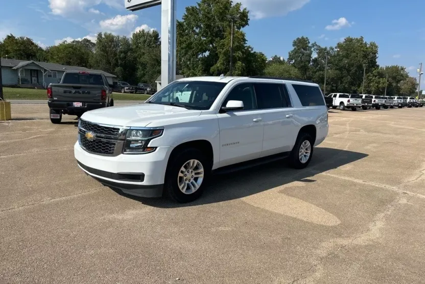 2017 Chevrolet Suburban LS photo 1