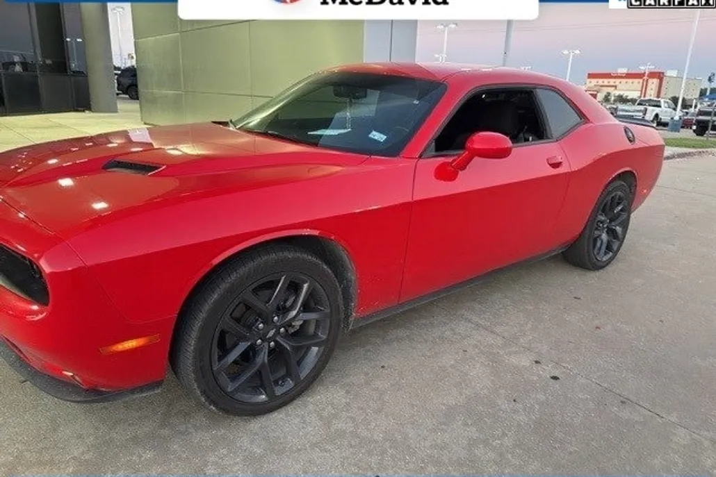 2022 Dodge Challenger SXT photo 1