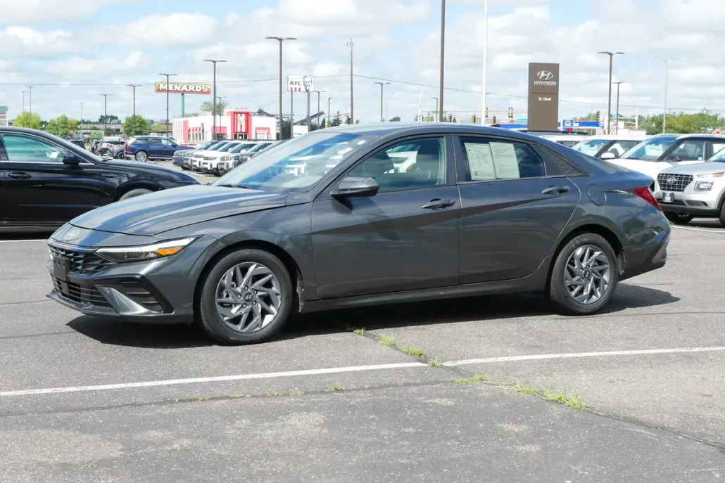 2024 Hyundai Elantra SEL photo 1