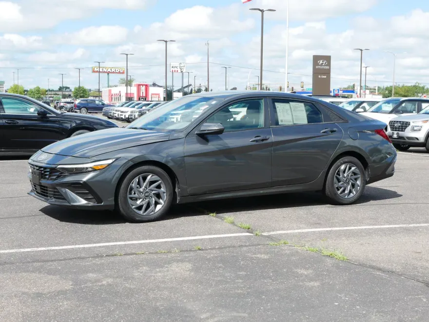 2024 Hyundai Elantra SEL photo 1