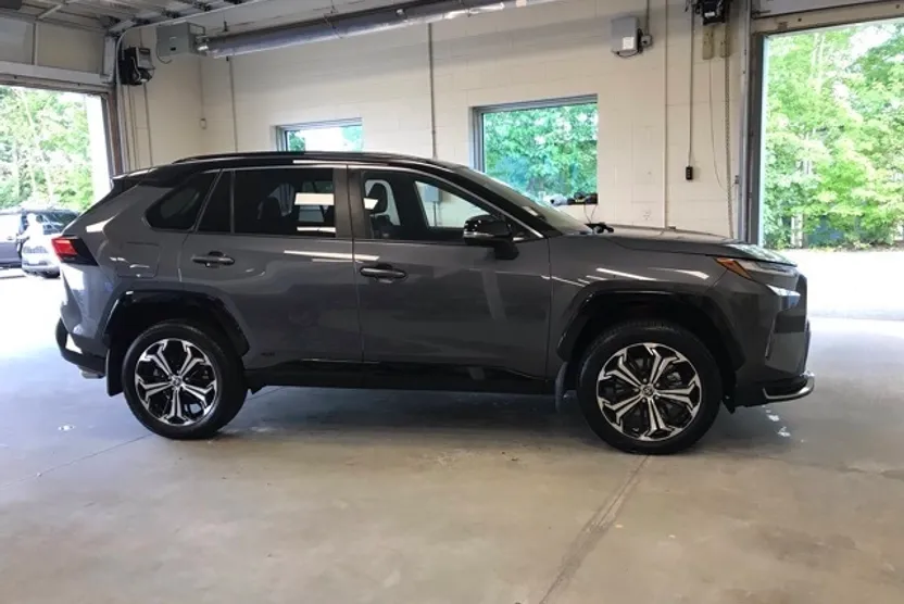 2025 Toyota RAV4 Hybrid XSE photo 1