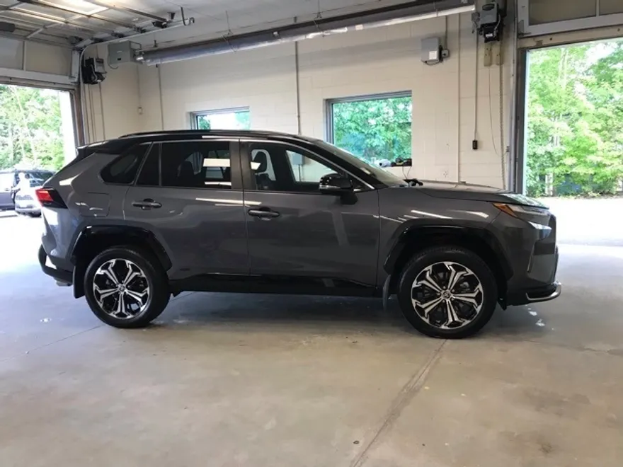 2025 Toyota RAV4 Hybrid XSE photo 1