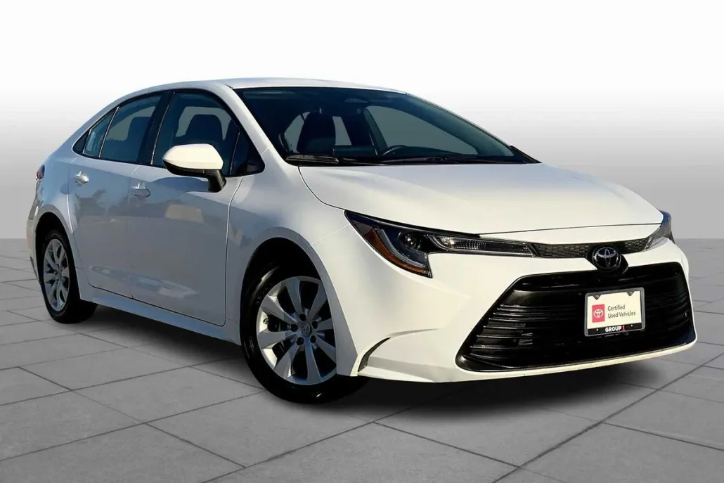 2024 Toyota Corolla LE photo 1