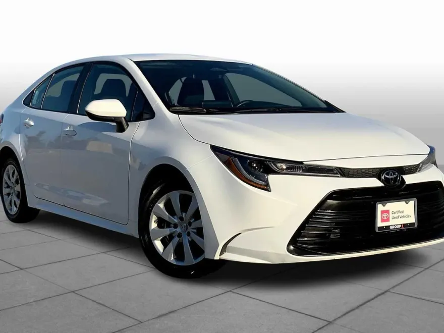 2024 Toyota Corolla LE photo 1