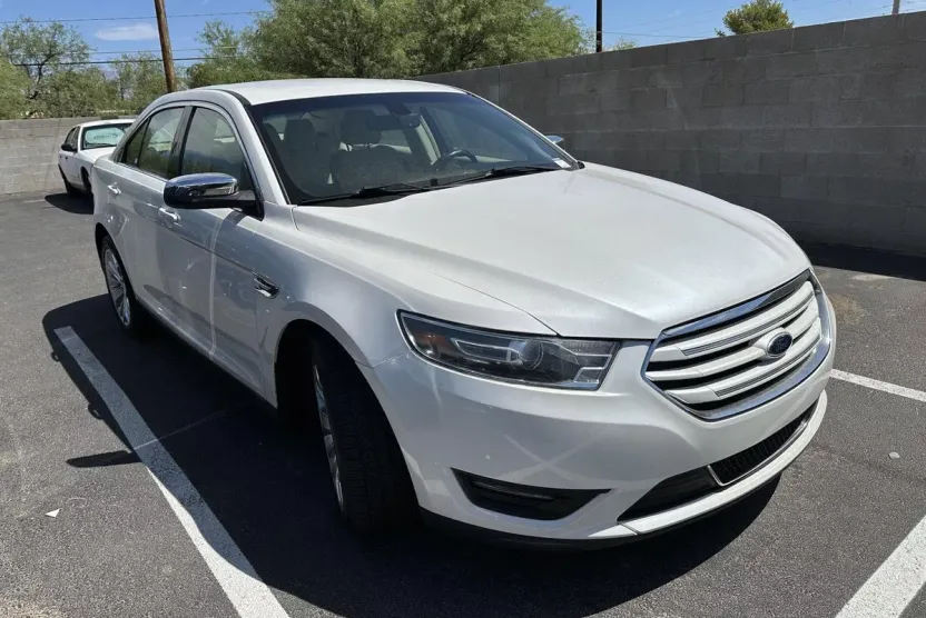 2016 Ford Taurus Limited photo 1