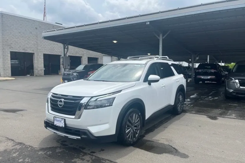 2025 Nissan Pathfinder SL photo 1