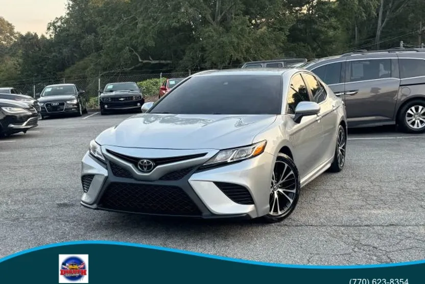 2020 Toyota Camry SE photo 1