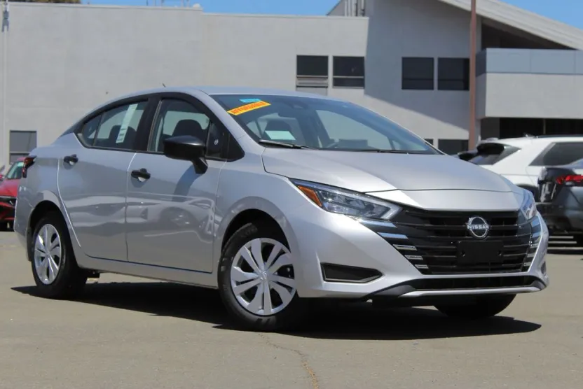2025 Nissan Versa 1.6 S photo 1