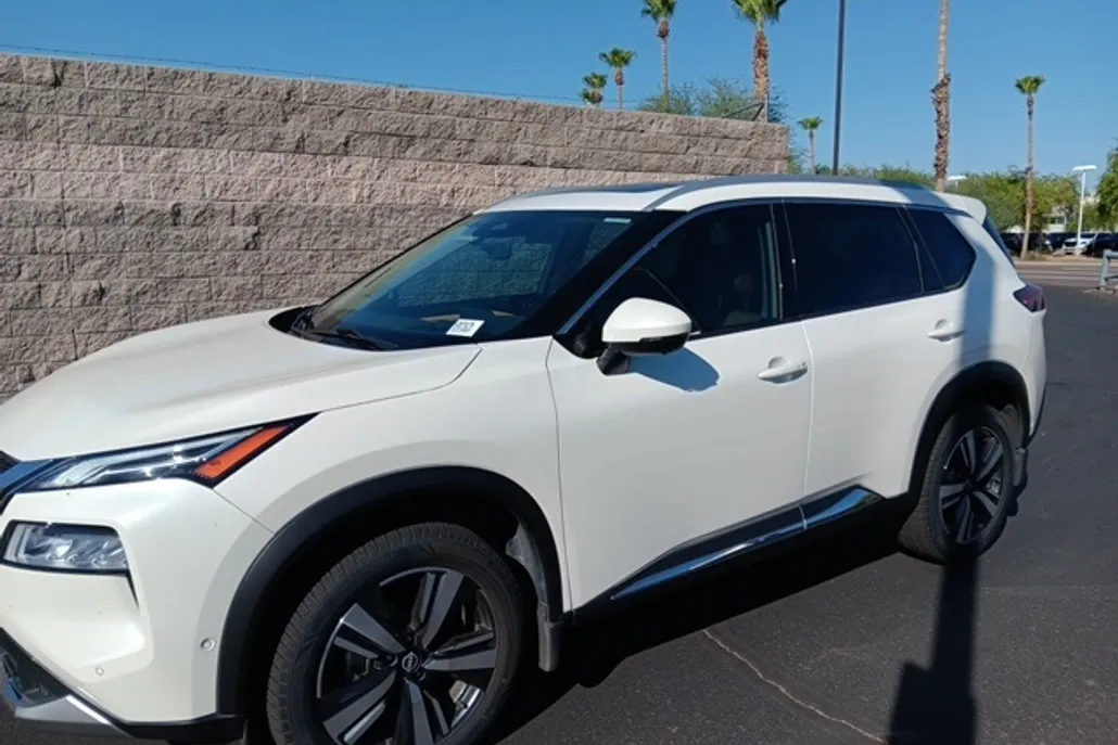 2022 Nissan Rogue Platinum photo 1