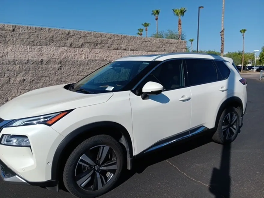 2022 Nissan Rogue Platinum photo 1