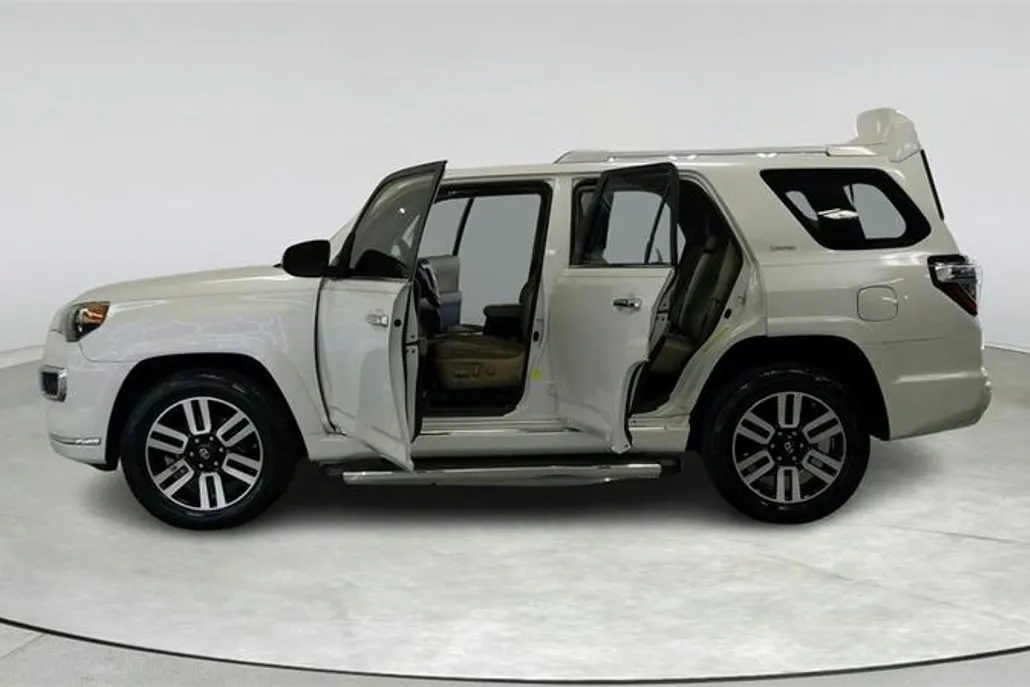 2016 Toyota 4Runner Limited V6 photo 1