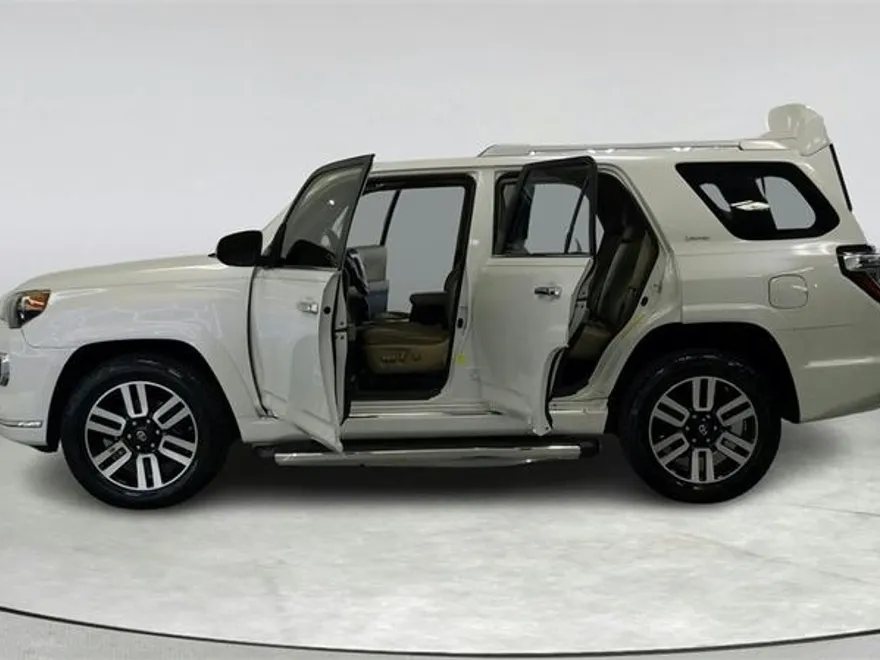 2016 Toyota 4Runner Limited V6 photo 1