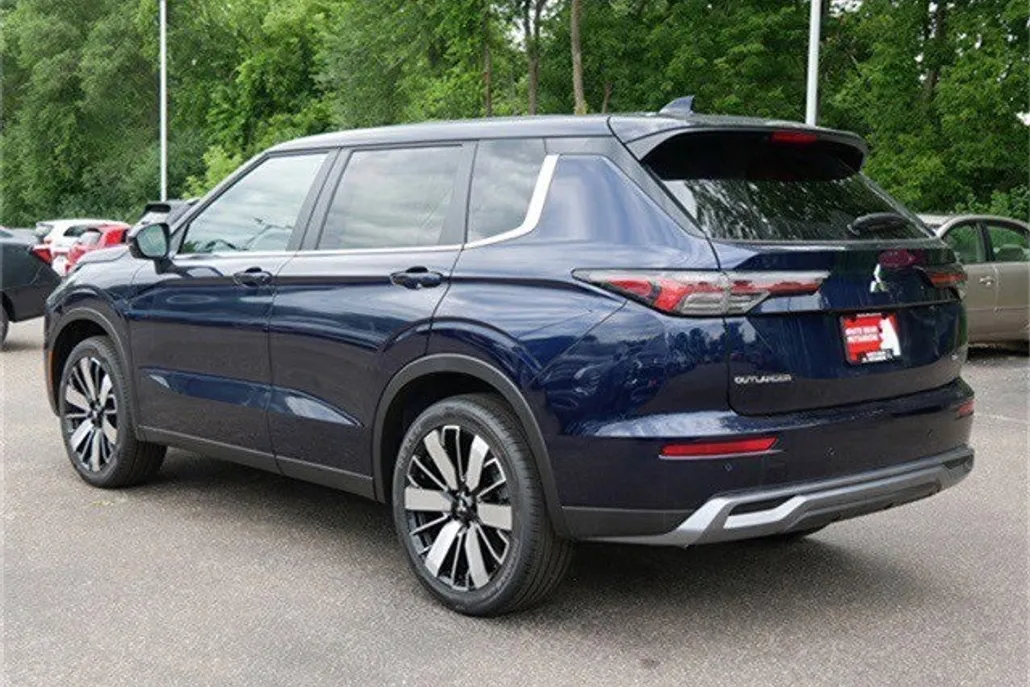 2025 Mitsubishi Outlander SE photo 1