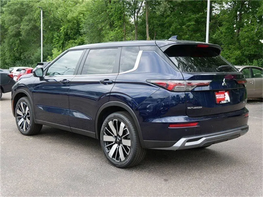 2025 Mitsubishi Outlander SE photo 1