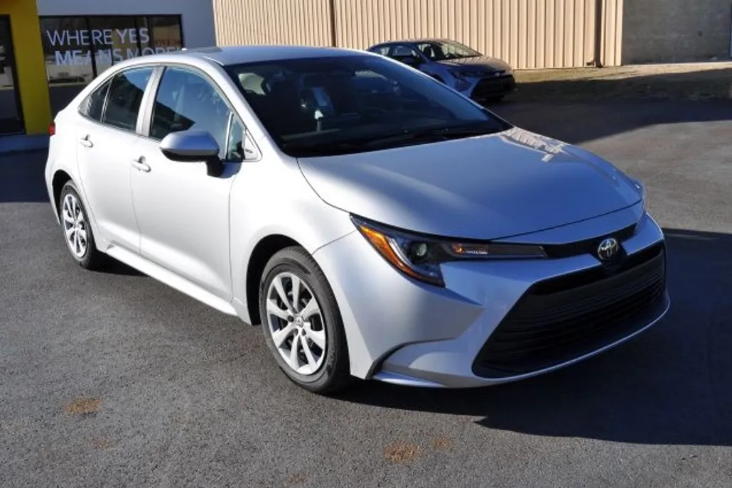 2023 Toyota Corolla LE photo 1