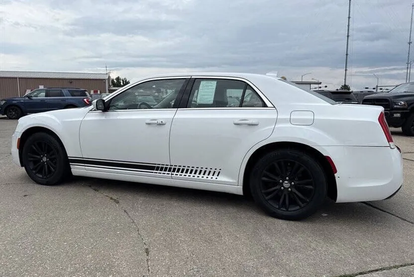 2016 Chrysler 300 Limited photo 1