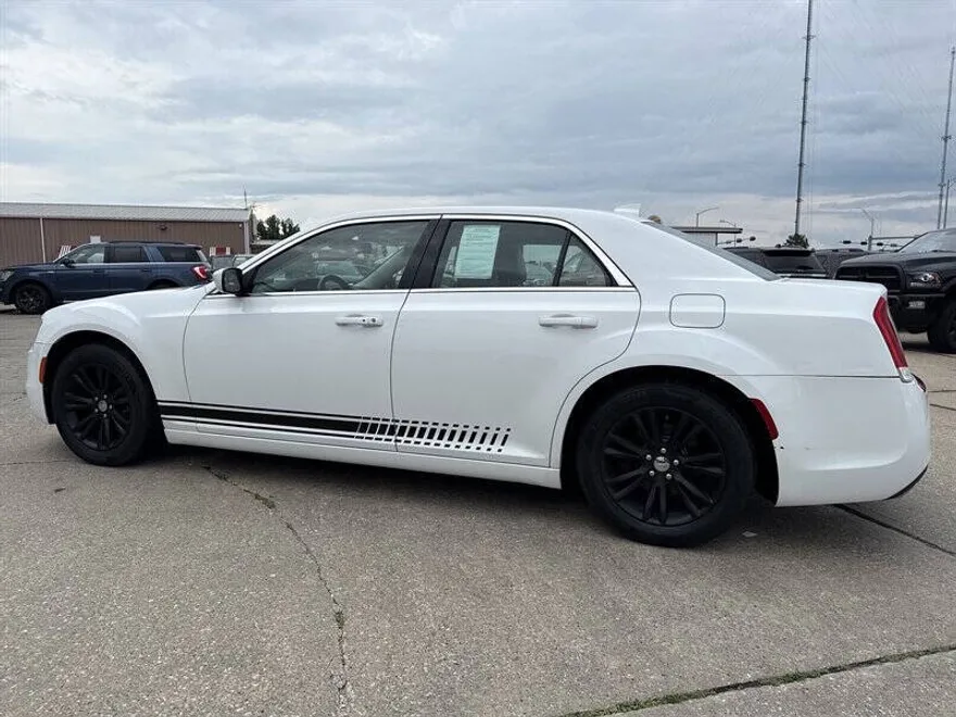 2016 Chrysler 300 Limited photo 1