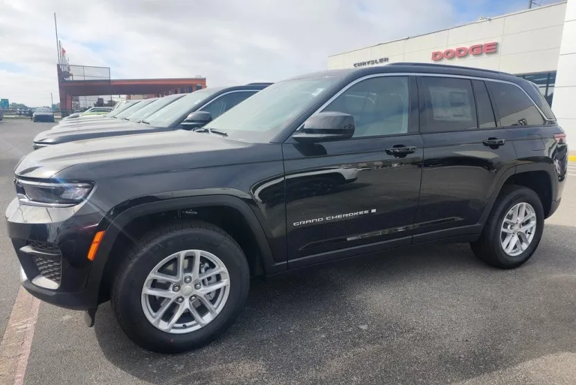2025 Jeep Grand Cherokee Laredo photo 1