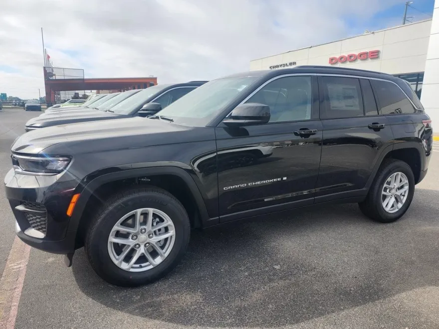 2025 Jeep Grand Cherokee Laredo photo 1