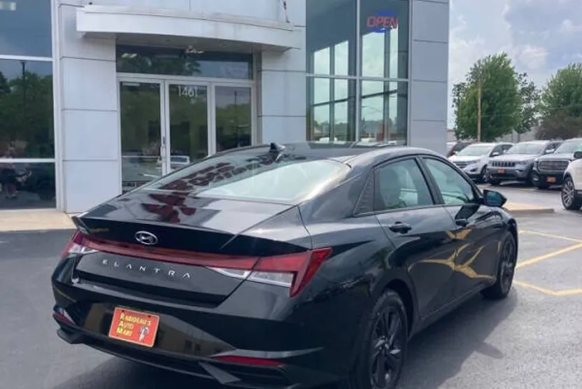 2021 Hyundai Elantra SEL photo 1