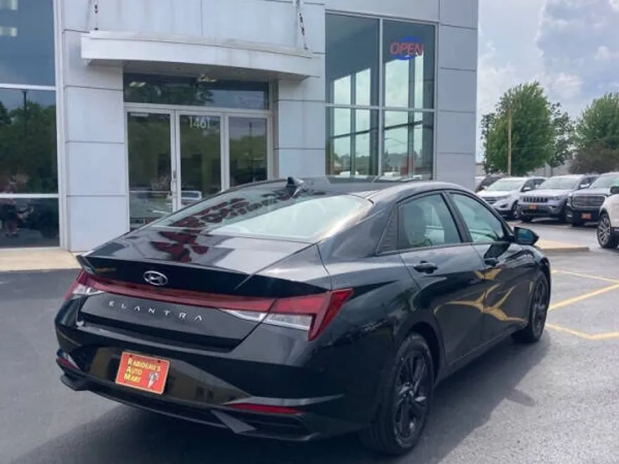 2021 Hyundai Elantra SEL photo 1