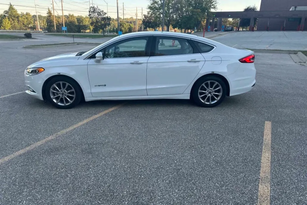 2017 Ford Fusion Hybrid SE photo 1