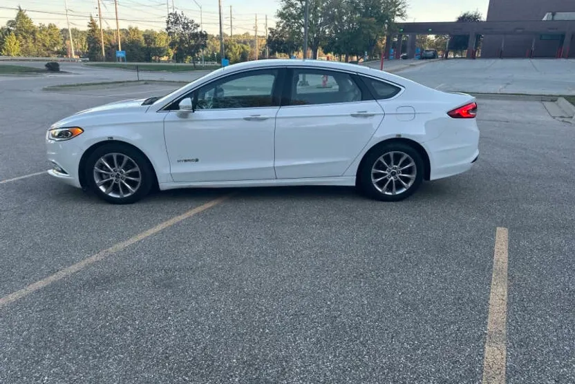 2017 Ford Fusion Hybrid SE photo 1