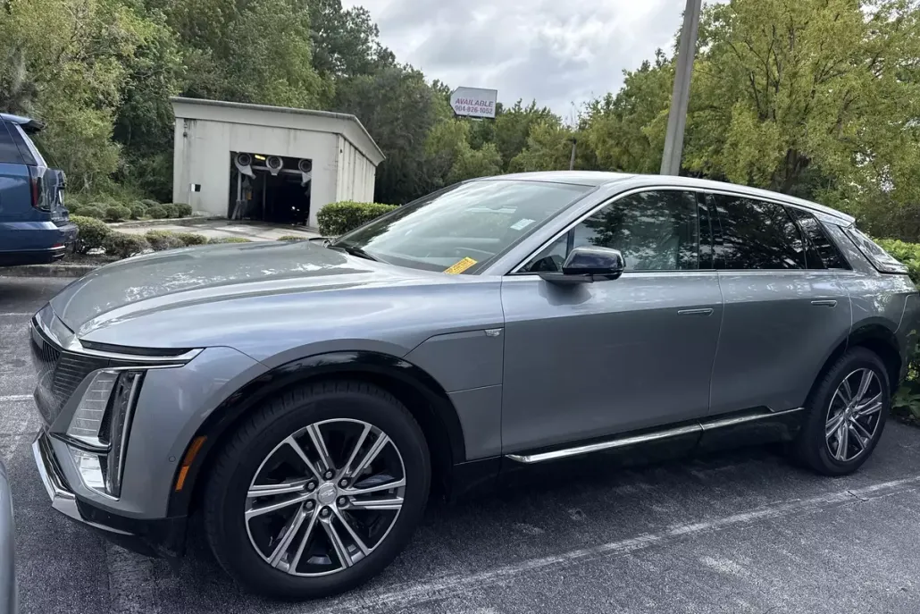 2024 Cadillac Lyriq Luxury photo 1