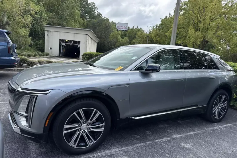 2024 Cadillac Lyriq Luxury photo 1