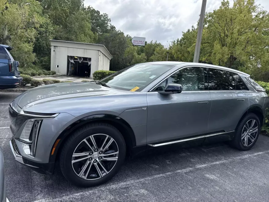 2024 Cadillac Lyriq Luxury photo 1
