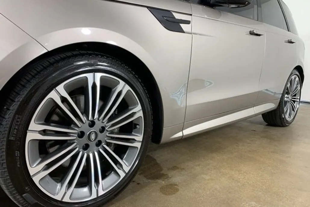 2023 Land Rover Range Rover Sport SE photo 1