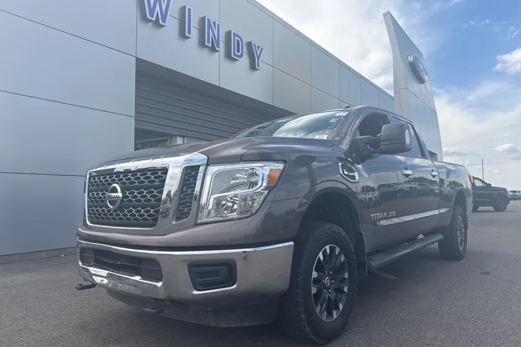 2016 Nissan Titan SV photo 1