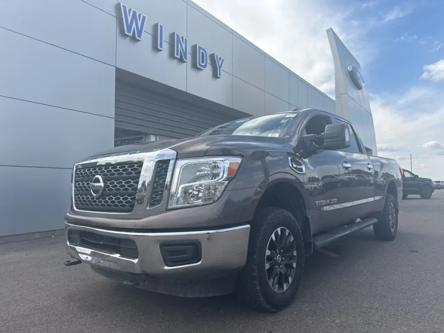 2016 Nissan Titan SV photo 1