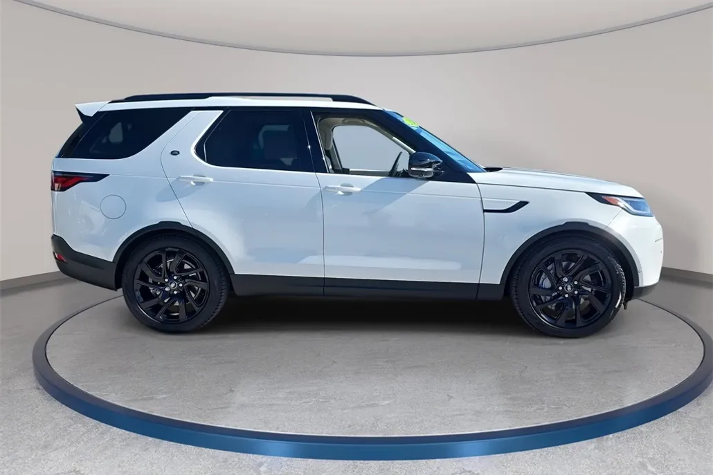 2024 Land Rover Discovery S photo 1