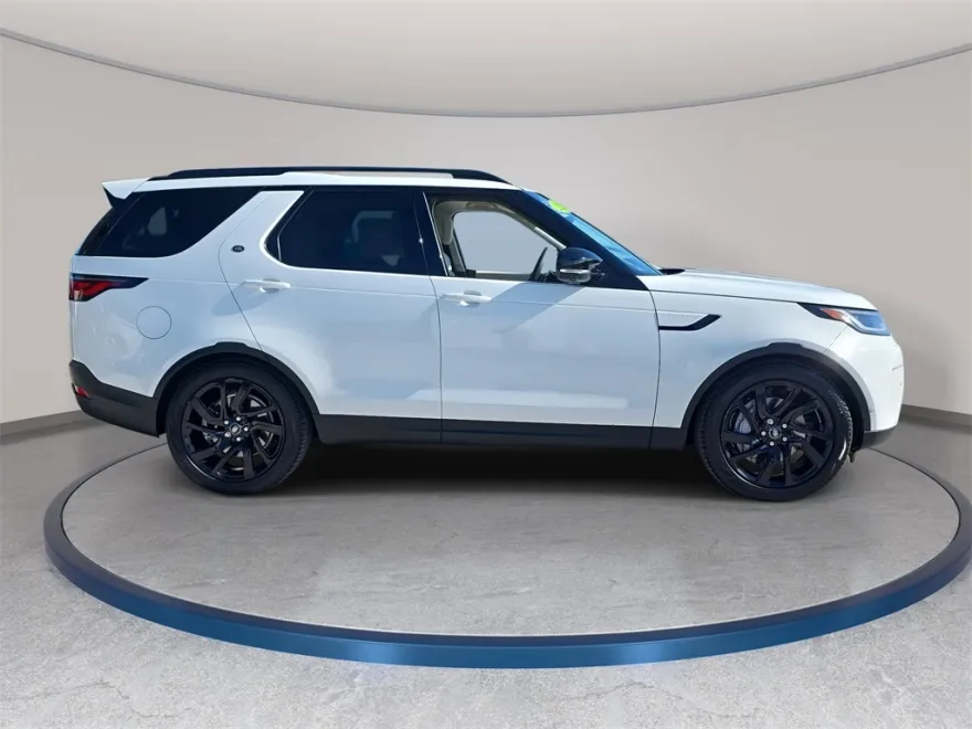 2024 Land Rover Discovery S photo 1