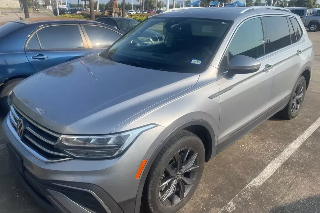 2023 Volkswagen Tiguan SE photo 1