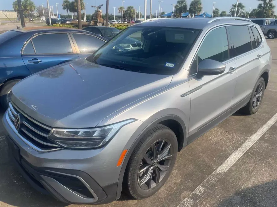 2023 Volkswagen Tiguan SE photo 1