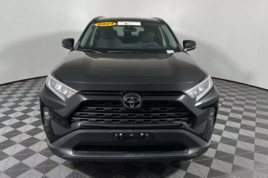 2021 Toyota RAV4 XLE photo 1