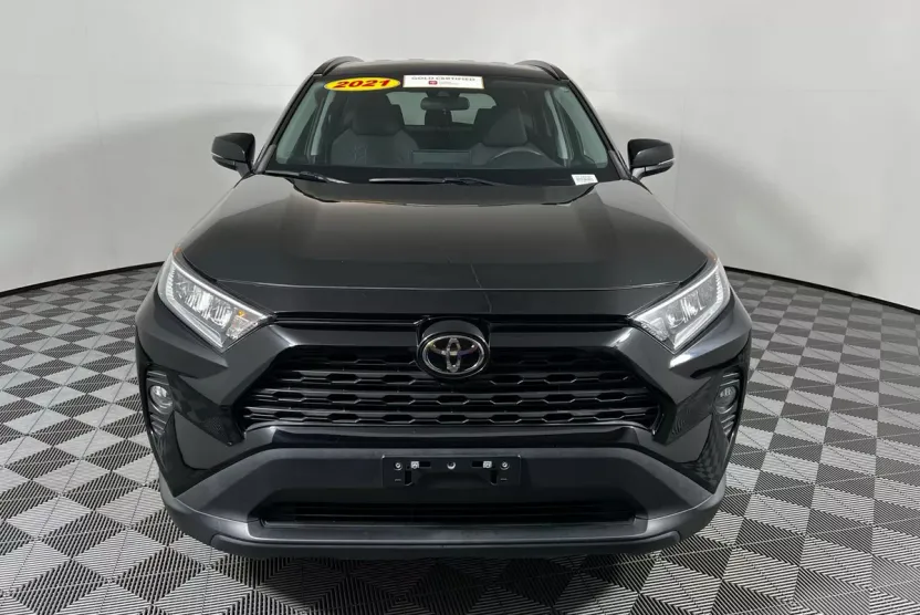 2021 Toyota RAV4 XLE photo 1