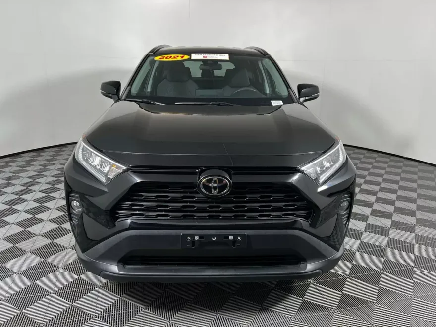 2021 Toyota RAV4 XLE photo 1