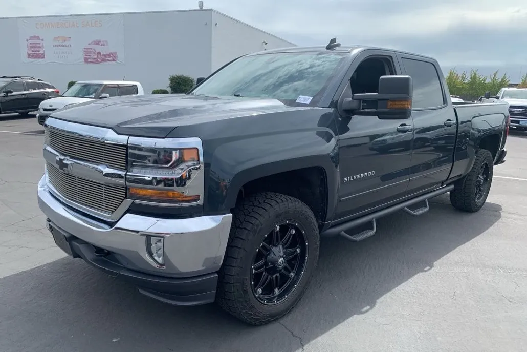 2018 Chevrolet Silverado 1500 LT photo 1