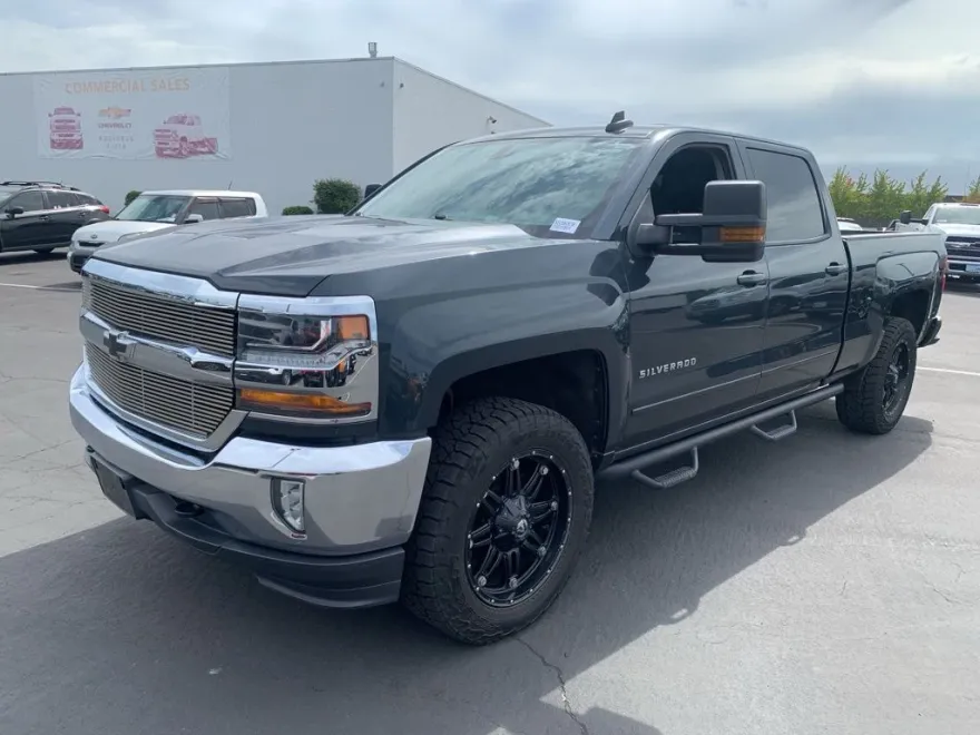 2018 Chevrolet Silverado 1500 LT photo 1
