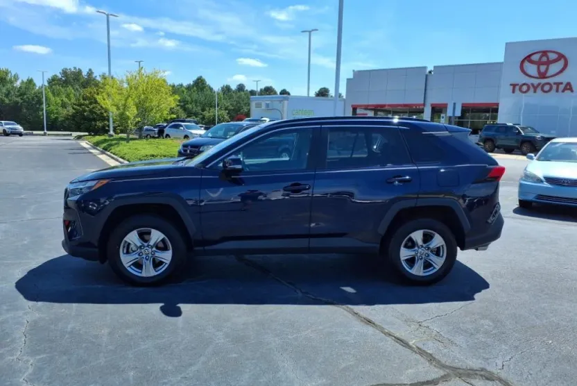 2022 Toyota RAV4 XLE photo 1